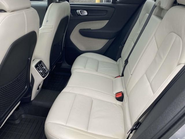 2023 Volvo XC40 B5 Ultimate Bright Theme