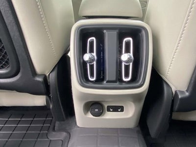 2023 Volvo XC40 B5 Ultimate Bright Theme