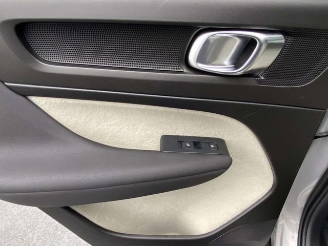 2023 Volvo XC40 B5 Ultimate Bright Theme