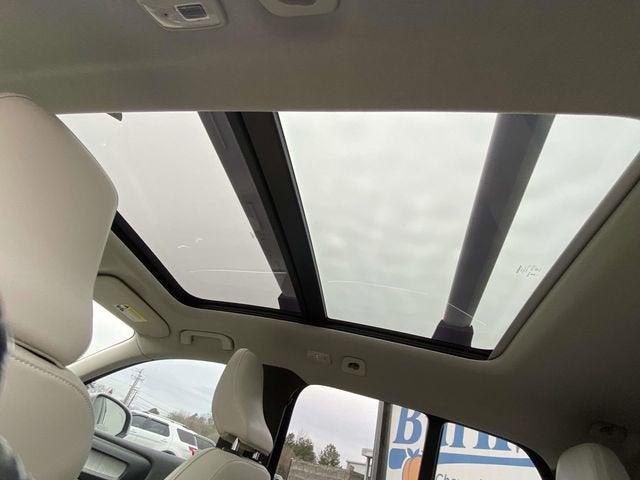 2023 Volvo XC40 B5 Ultimate Bright Theme