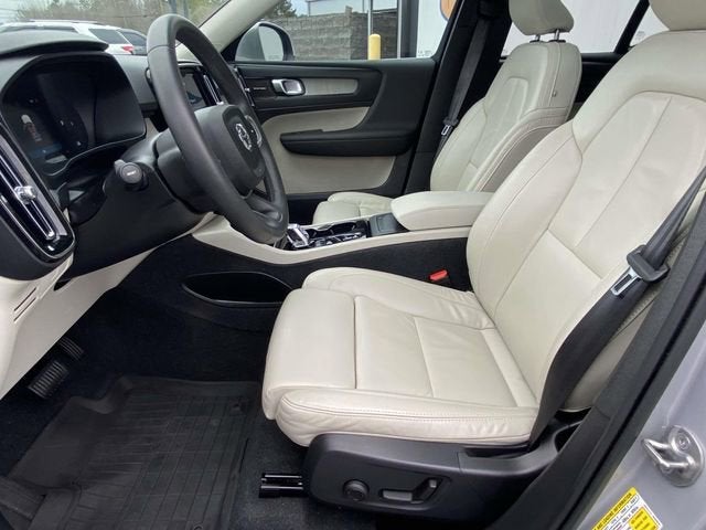 2023 Volvo XC40 B5 Ultimate Bright Theme
