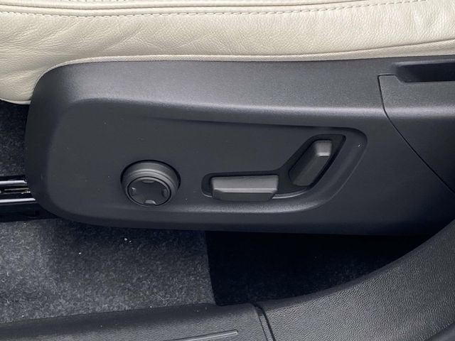 2023 Volvo XC40 B5 Ultimate Bright Theme