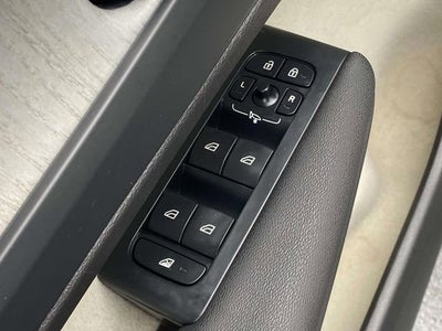 2023 Volvo XC40 B5 Ultimate Bright Theme