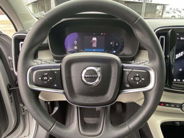 2023 Volvo XC40 B5 Ultimate Bright Theme