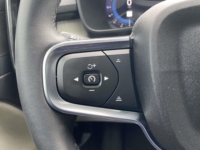 2023 Volvo XC40 B5 Ultimate Bright Theme