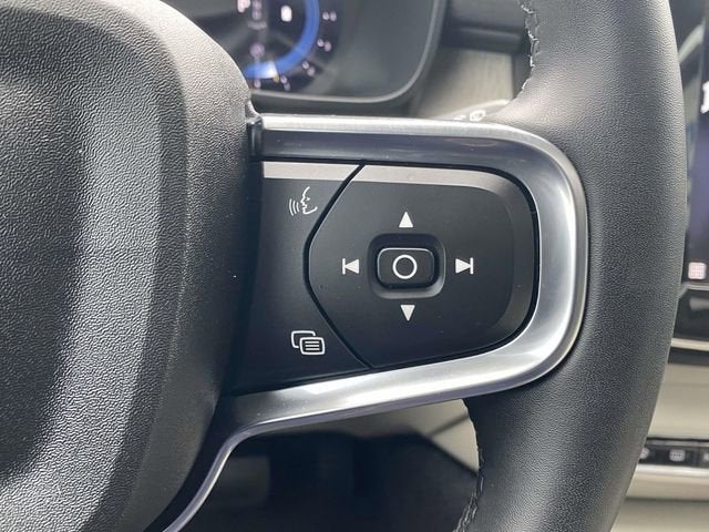 2023 Volvo XC40 B5 Ultimate Bright Theme