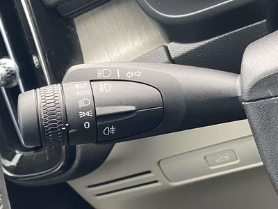 2023 Volvo XC40 B5 Ultimate Bright Theme