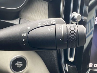 2023 Volvo XC40 B5 Ultimate Bright Theme