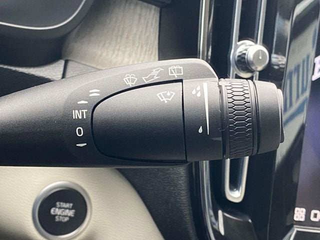 2023 Volvo XC40 B5 Ultimate Bright Theme