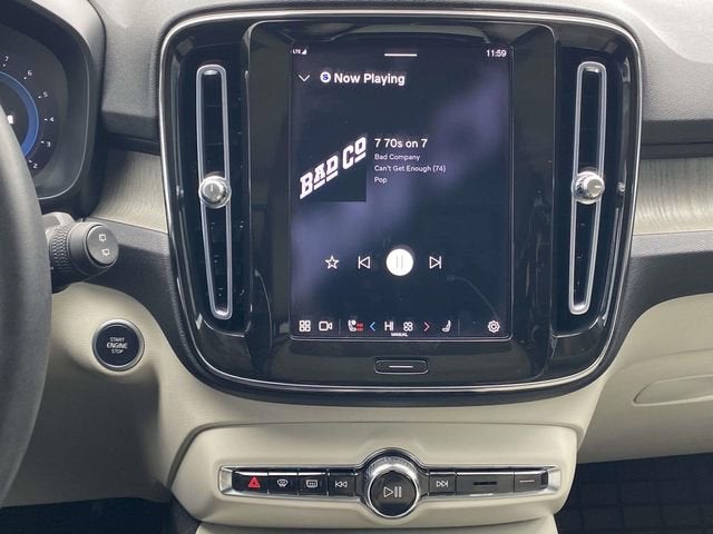 2023 Volvo XC40 B5 Ultimate Bright Theme
