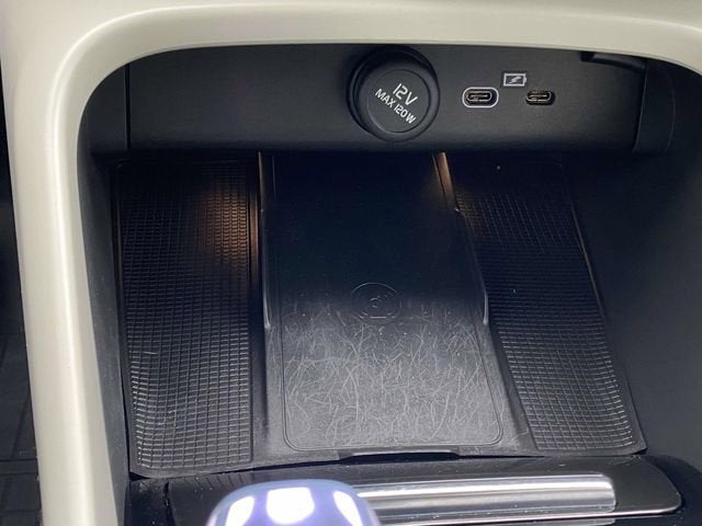 2023 Volvo XC40 B5 Ultimate Bright Theme