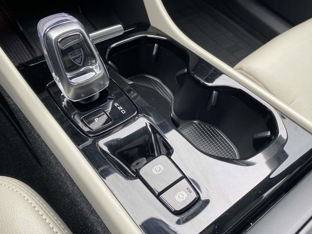 2023 Volvo XC40 B5 Ultimate Bright Theme